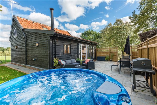 HAYLOFT OUTSIDE WITH HOT TUB